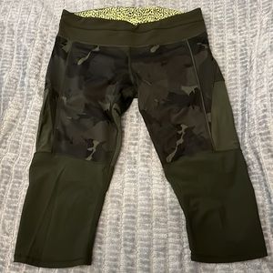 Lululemon Green Camo Leggings with Sheer Mesh Windows up Leg - Size 8